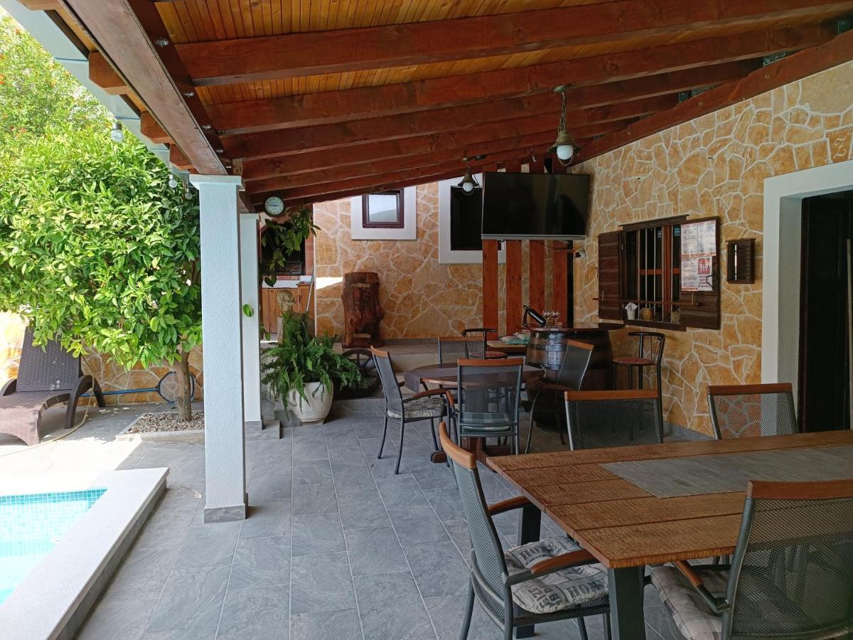 Villa Vlade- From The Heated Pool To The Beach In 1 Minute Jesenice  Exteriör bild